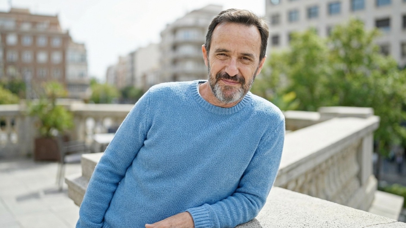 La couleur de pull qui te donne instantanément un coup de jeune après 40 ans (validée par les stylistes pour homme)