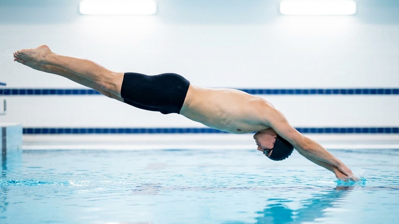 Ce geste que vous faites à chaque plongeon est exactement celui que les nageurs pros ont appris à ne jamais reproduire