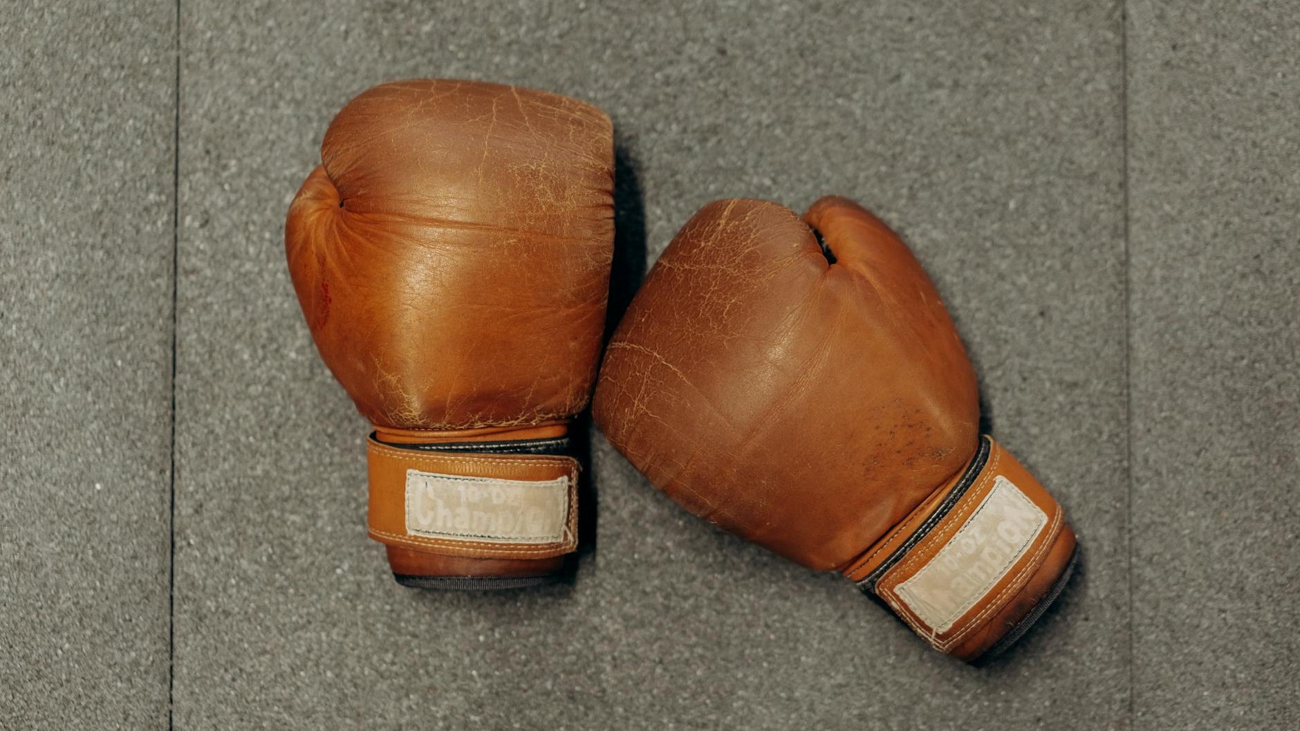 Si vos gants de boxe sentent l'ammoniaque en ouvrant le sac, le cuir est déjà en train de payer le prix de ce réflexe