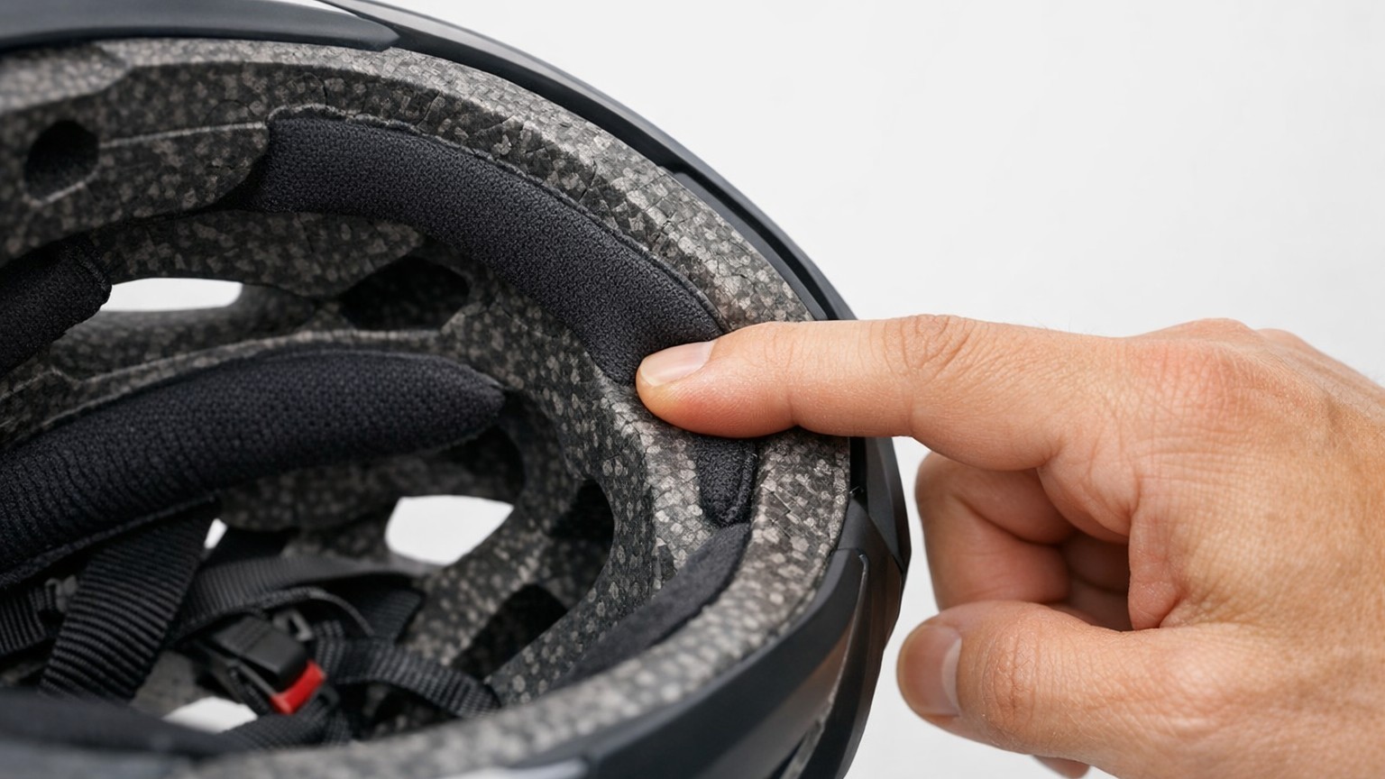 J'ai gardé mon casque de vélo après une chute parce qu'il n'avait aucune fissure : le jour où un vendeur a appuyé sur la m...